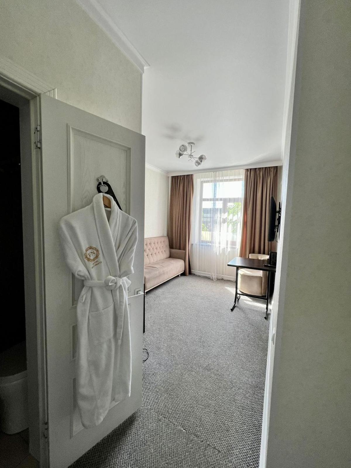 Hotel Fn Sjymkent Exteriör bild