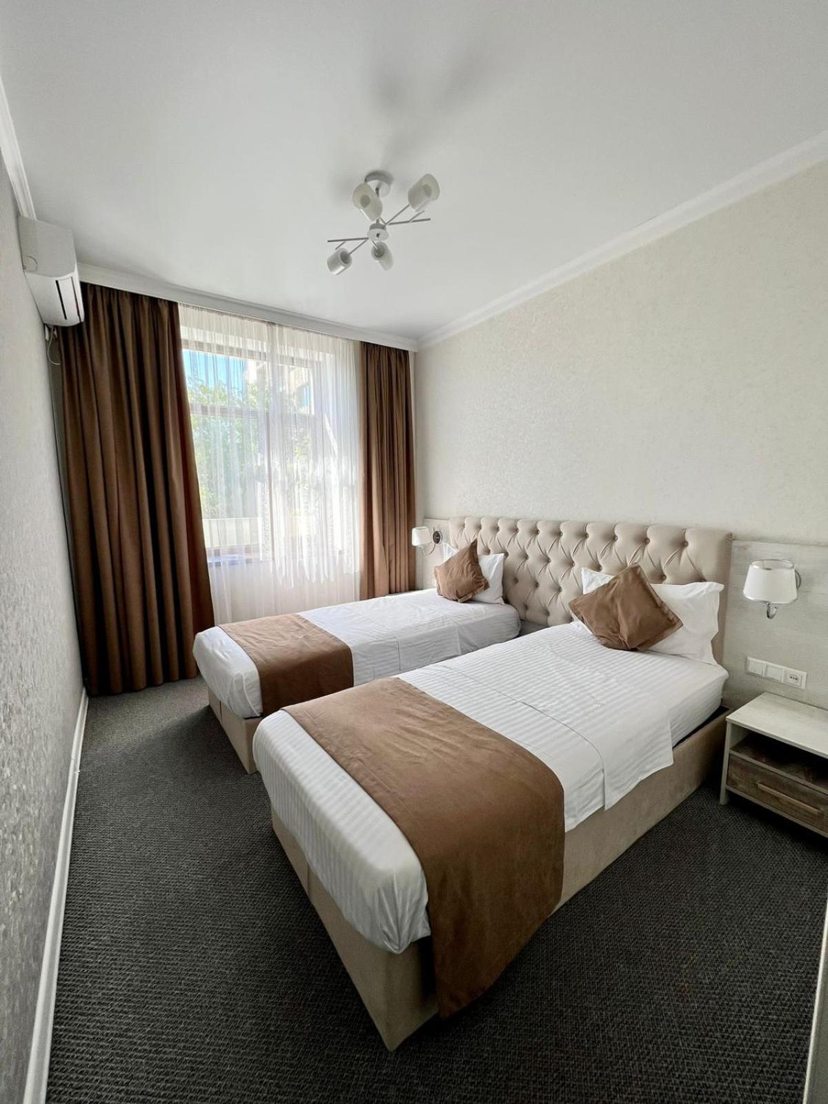 Hotel Fn Sjymkent Exteriör bild