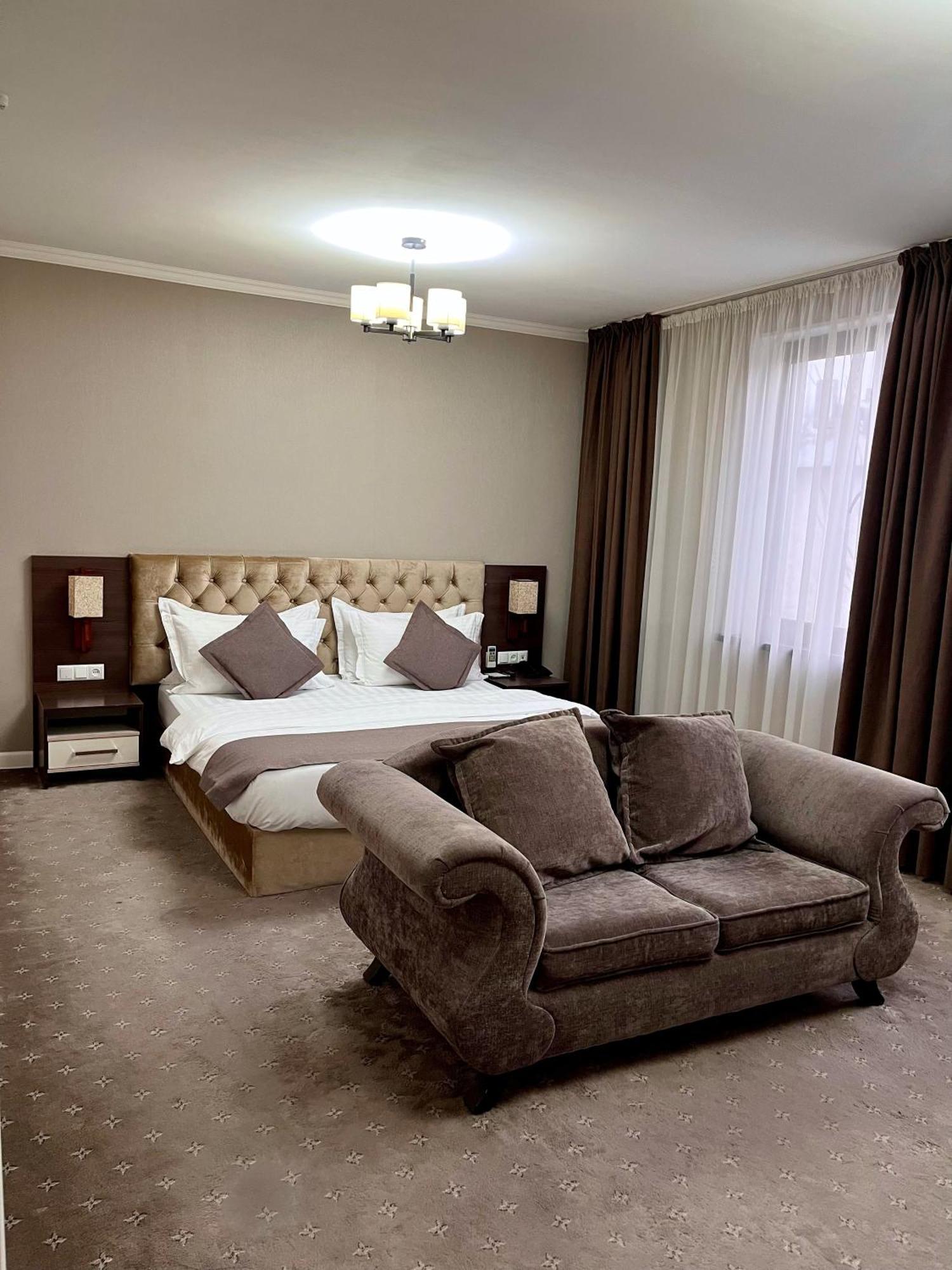 Hotel Fn Sjymkent Exteriör bild